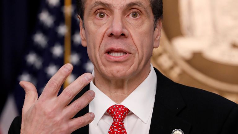 PHOTO DE DOSSIER: Le Gouverneur de New York, Andrew Cuomo, prononce une allocution lors d'une conférence de presse concernant le premier cas confirmé de coronavirus dans l'État de New York dans le quartier de Manhattan à New York, New York, États-Unis, le 2 mars 2020. REUTERS / Andrew Kelly / File Photo