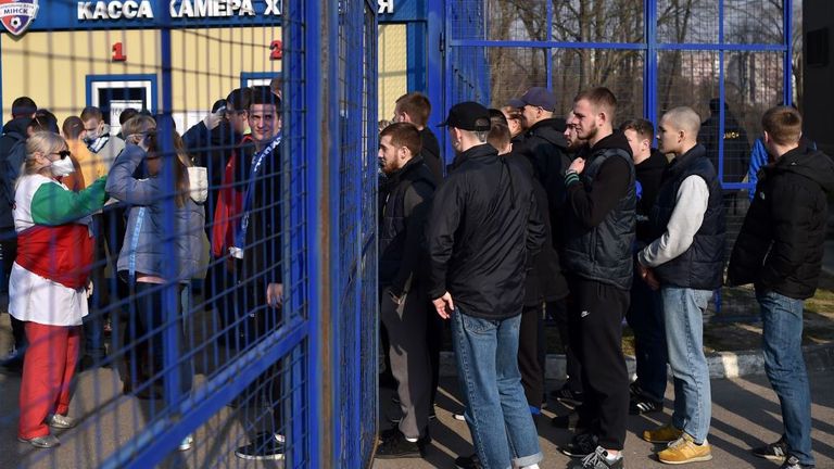 Des contrôles de température étaient en vigueur lors de certains matchs de football - la distanciation sociale n'était pas