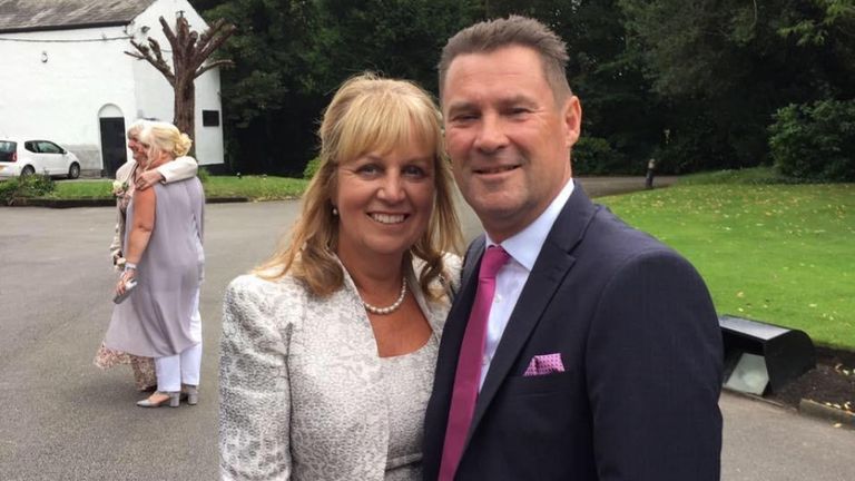 Glenys et Eric Holmes de Manchester disent qu'ils sont coincés dans un hôpital dégoûtant à Sapa, au Vietnam.