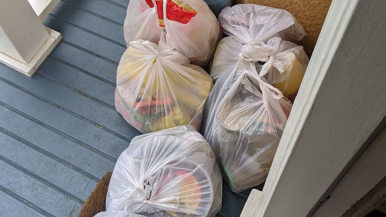La famille a laissé huit sacs de nourriture pour Mme Stevenson