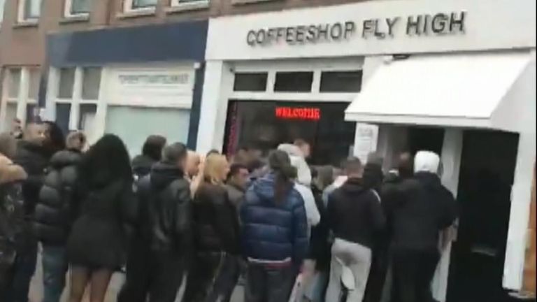Les autorités ont ordonné la fermeture des cafés, restaurants, sex-clubs, cafés au cannabis et saunas du 16 mars au 6 avril.