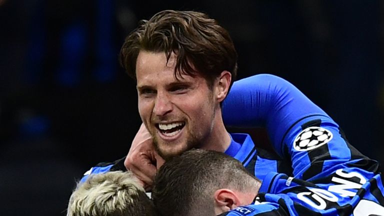 Les joueurs d'Atalanta célèbrent l'ouverture du score dans un match baptisé `` une bombe biologique ''.