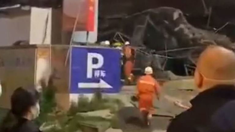 Le personnel des services d'urgence assiste à l'effondrement d'un hôtel dans le Fujian