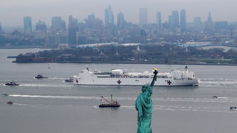 L'USNS Comfort passe la Statue de la Liberté en entrant dans le port de New York lors de l'épidémie de la maladie à coronavirus (COVID-19)
