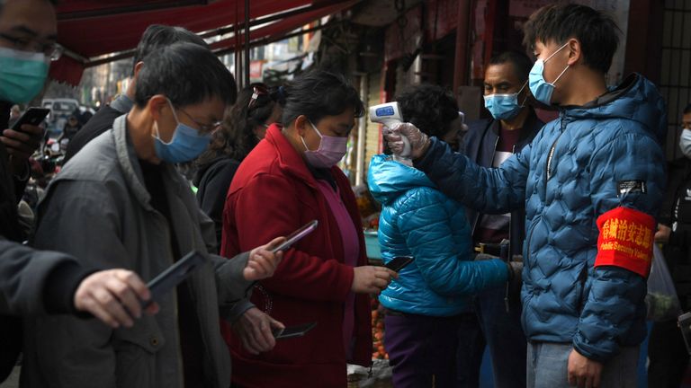 IDENTIFICATEUR DU SYSTÈME: RTS33NPECODE: RC268F9T0QX1MEDIA DATE26 février 2020PHOTOGRAPHE: Wong CampionHEADLINE: Les personnes portant des masques faciaux scannent un code QR pour soumettre leurs informations personnelles pendant que les bénévoles de la sécurité ... TAILLE: 4500px × 3000px (~ 38 Mo)
38,1 cm × 25,4 cm (300 dpi)