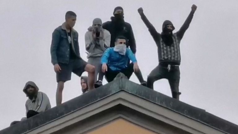 Plusieurs détenus d'une prison de Milan sont montés sur le toit