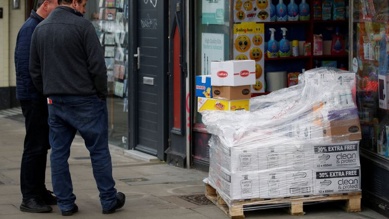 Une livraison de lavage des mains antibactérien à l'extérieur d'une boutique de Dublin