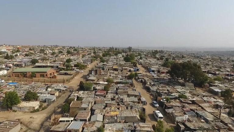 Les premiers cas de COVID-19 en Afrique subsaharienne ont été annoncés il y a à peine trois semaines, mais le taux d'infection dans des pays comme l'Afrique du Sud augmente rapidement. SPARKS vt