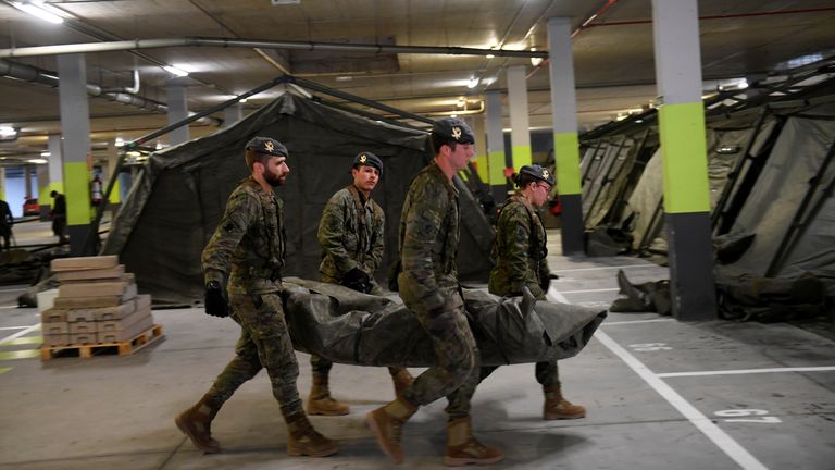 Les militaires espagnols installent un hôpital sous tente dans le parking souterrain d'un hôpital à Oviedo