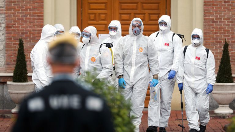 Des membres de l'Unité d'urgence militaire quittent une maison de retraite à Madrid après avoir effectué des procédures de désinfection 