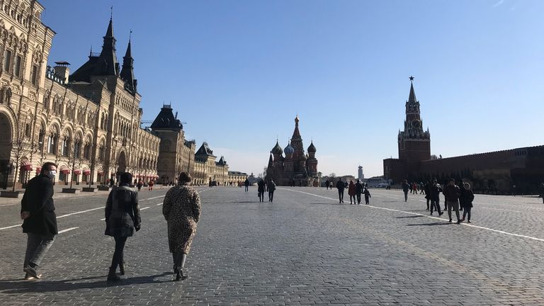 La Place Rouge de Moscou semble relativement vide, mais les gens continuent de profiter du soleil