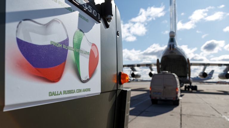 Les véhicules militaires russes en route vers l'Italie ont `` From Russia with Love '' blasonné sur le côté