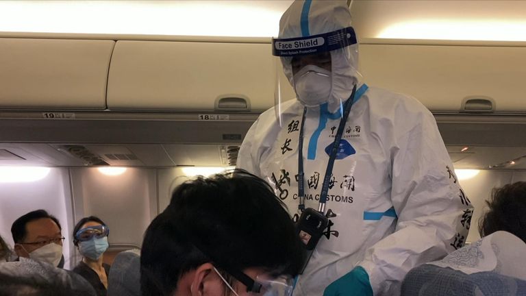 À bord, tout l'équipage de cabine d'Air China était en tenue de protection complète