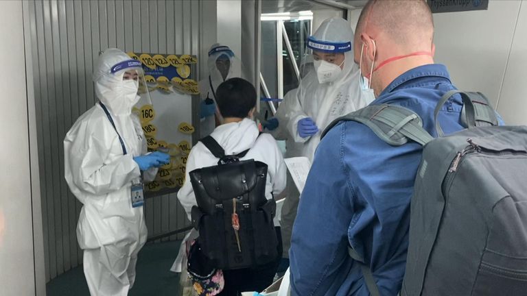 L'équipe Sky a été parmi les derniers ressortissants étrangers à arriver en Chine avant qu'une interdiction ne soit appliquée