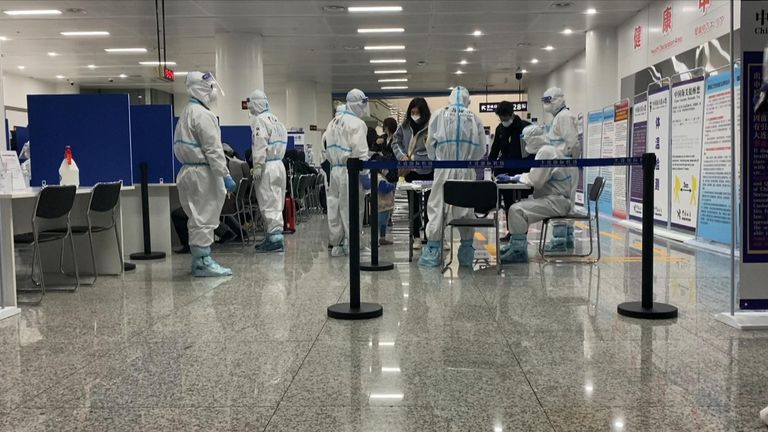 La Chine continue d'appliquer des mesures strictes malgré une forte baisse du nombre de nouveaux cas