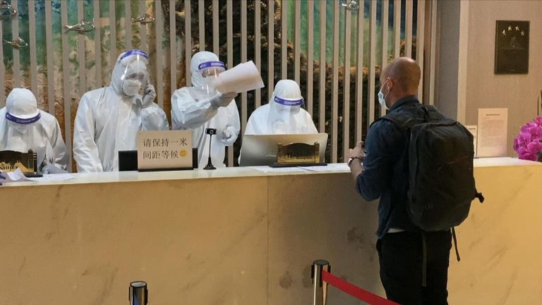 À la porte d'embarquement, les fonctionnaires portaient un équipement de protection individuelle complet