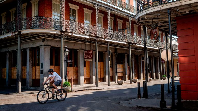 Un homme parcourt Jackson Square à la Nouvelle-Orléans, en Louisiane, le 26 mars 2020