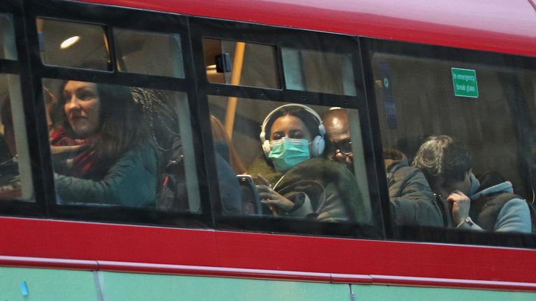 Une femme porte un masque facial sur un bus à Londres