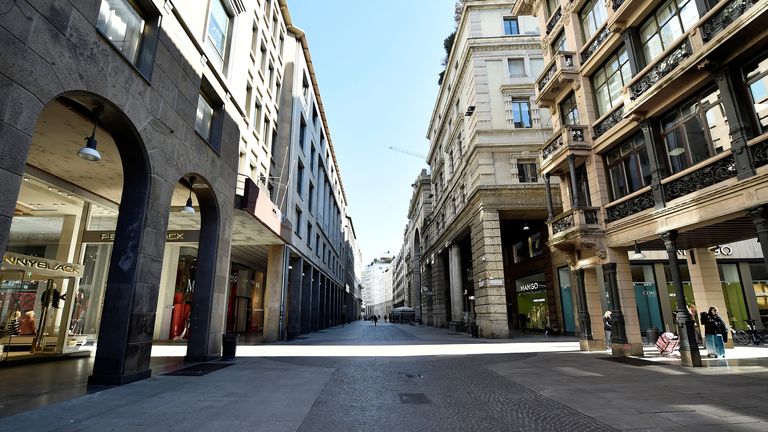 Vue d'une rue vide le deuxième jour d'un blocage sans précédent dans tout le pays, imposé pour ralentir la flambée de coronavirus, à Milan, Italie, le 11 mars 2020. REUTERS / Flavio Lo Scalzo