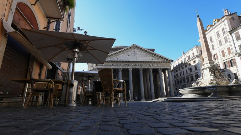 Un bar fermé à côté du Panthéon et de la Piazza della Rotonda est représenté, le troisième jour d'un verrouillage sans précédent dans toute l'Italie imposé pour ralentir l'épidémie de coronavirus, à Rome, Italie, le 12 mars 2020. REUTERS / Alberto Lingria