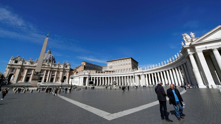 Les gens marchent sur la place Saint-Pierre, après le décret du gouvernement italien pour fermer les écoles, les cinémas et exhorter les gens à travailler à domicile et à ne pas se tenir à moins d'un mètre les uns des autres au Vatican, le 5 mars 2020. REUTERS / Yara Nardi