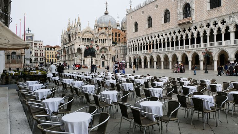 Des tableaux vides sont représentés à l'extérieur d'un restaurant de la place Saint-Marc, qui est généralement pleine de touristes, après que le gouvernement italien a adopté un décret avec de nouvelles mesures d'urgence pour contenir le coronavirus, à Venise, Italie, le 5 mars 2020. Italie? L'industrie du tourisme souffre énormément depuis l'épidémie. / Photo prise le 26 novembre 2018 / REUTERS / Manuel Silvestri