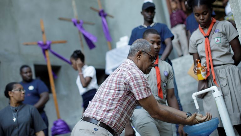 Les scouts en Haïti passent du temps à encourager les autres à se laver les mains