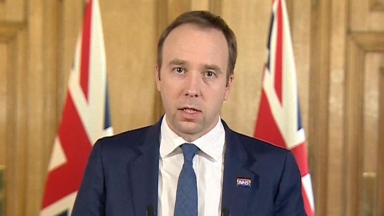 Le secrétaire à la Santé, Matt Hancock, a déclaré que le gouvernement recherchait 250 000 volontaires du NHS pour aider pendant la pandémie de COVID-19