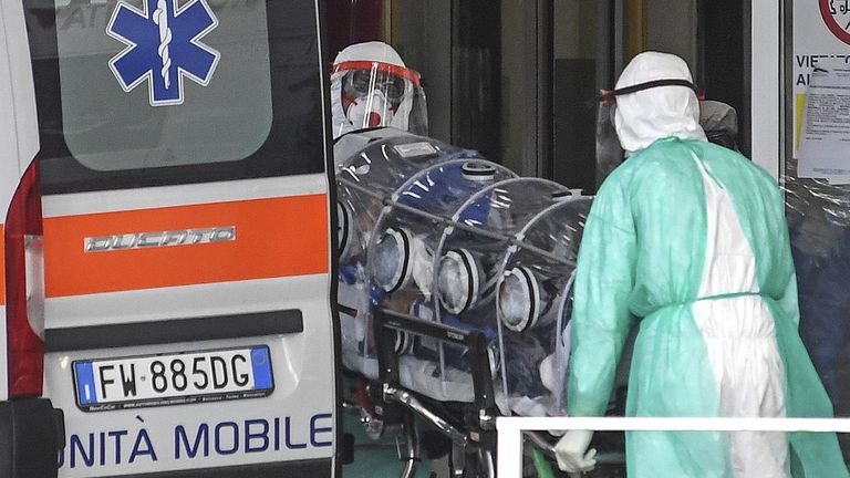 Ambulances à haut confinement à l'hôpital Cotugno de Naples. Photo: Salvatore Laporta / IPA / Shutterstock