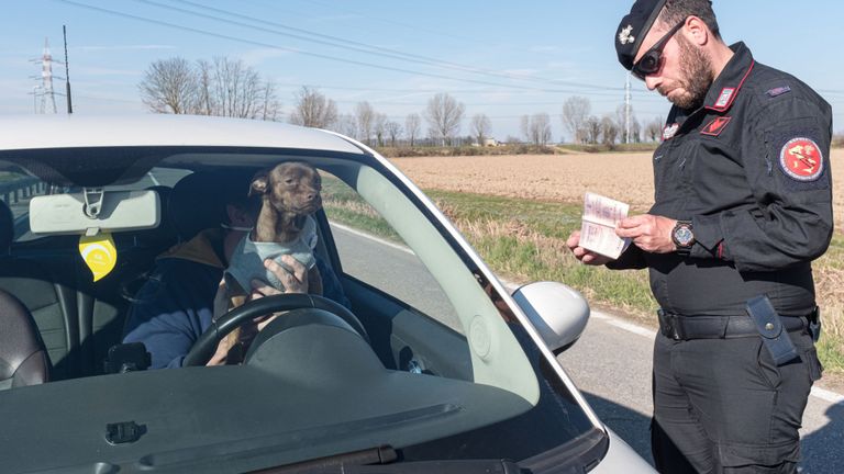 La police militaire vérifie les documents dans une & # 39; zone rouge & # 39; checkpoint à San Fiorano, au sud-est de Milan