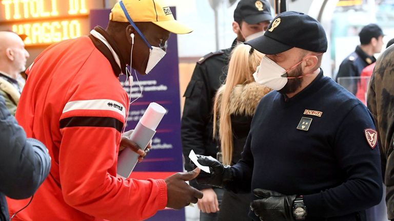 Des policiers vérifient à la gare principale de Milan