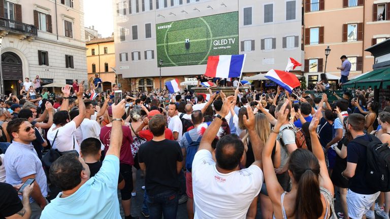 Les supporters français célèbrent à la fin de la finale de la Coupe du Monde Russie 2018 match de football entre la France et la Croatie, le 15 juillet 2018 sur la place Campo di Fiori, dans le centre de Rome. (Photo par Andreas SOLARO / AFP) (Le crédit photo doit se lire ANDREAS SOLARO / AFP via Getty Images)