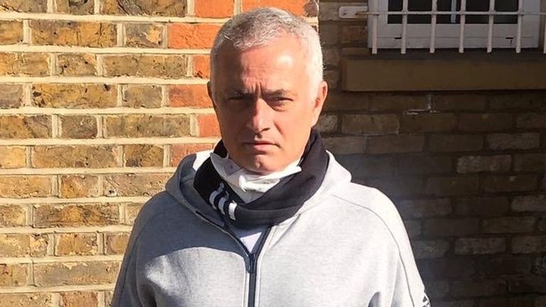 Mourinho a passé la journée à préparer des colis alimentaires