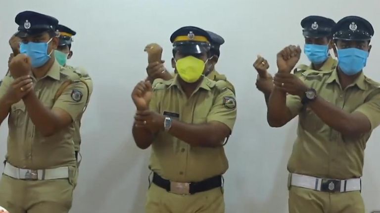 La police du Kerala, en Inde, a mis au point une nouvelle façon d'éduquer le public sur la façon de prévenir la propagation du coronavirus