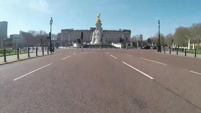 En raison des restrictions imposées aux déplacements, les gens ne devraient quitter leur domicile que pour des raisons très limitées.