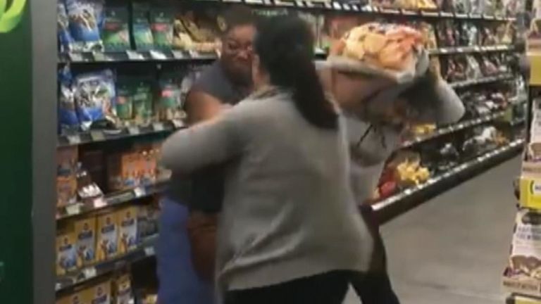 La police a été appelée après qu'une bagarre a éclaté entre des personnes pour des toilettes dans un supermarché de Sydney