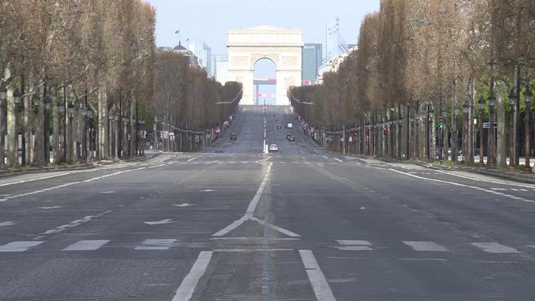 Partout en France, des personnes ont été enfermées ou sont passibles d'amendes, sauf pour les excursions nécessaires, y compris les courses et le travail.