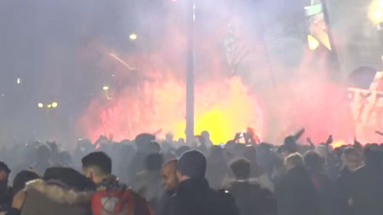 Les fans ont manifesté devant le stade du PSG, éclairant les fusées éclairantes et les feux d'artifice