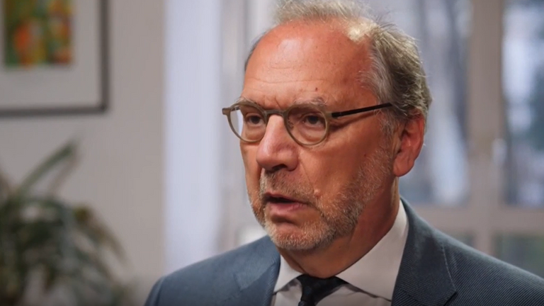 L'un des meilleurs microbiologistes du monde, le professeur Peter Piot, a déclaré que COVID-19 était `` bien, bien pire qu'Ebola ''.