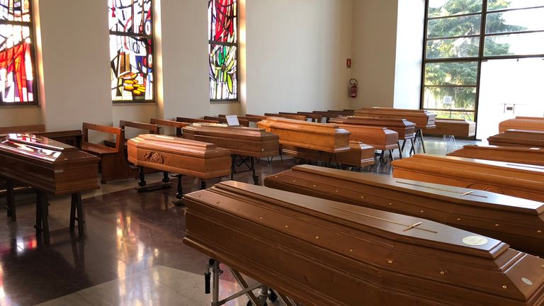 Des chambres pleines de cercueils deviennent normales dans le nord de l'Italie