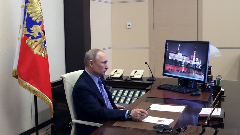 Le président russe Vladimir Poutine préside une réunion avec des responsables régionaux par liaison vidéo dans sa résidence à l'extérieur de Moscou, en Russie, le 30 mars 2020. Spoutnik / Mikhail Klimentyev / Kremlin via REUTERS ATTENTION EDITORS - CETTE IMAGE A ÉTÉ FOURNIE PAR UN TIERS.