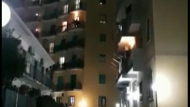 Des résidents de Naples, en Italie, se sont regroupés au milieu de la fermeture du COVID-19 du pays alors qu'ils chantaient depuis leur balcon