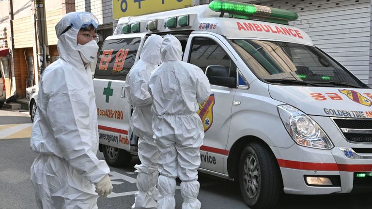 Des travailleurs médicaux en Corée du Sud visitent le domicile d'une personne soupçonnée de symptômes du coronavirus