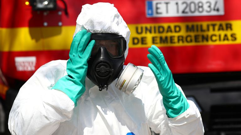 Un membre de l'Unité Militaire d'Urgence (UME) se prépare à désinfecter dans une installation spéciale pour les personnes psychiquement handicapées lors de l'épidémie de la maladie à coronavirus (COVID-19) à Getafe, Espagne le 25 mars 2020. REUTERS / Sergio Perez