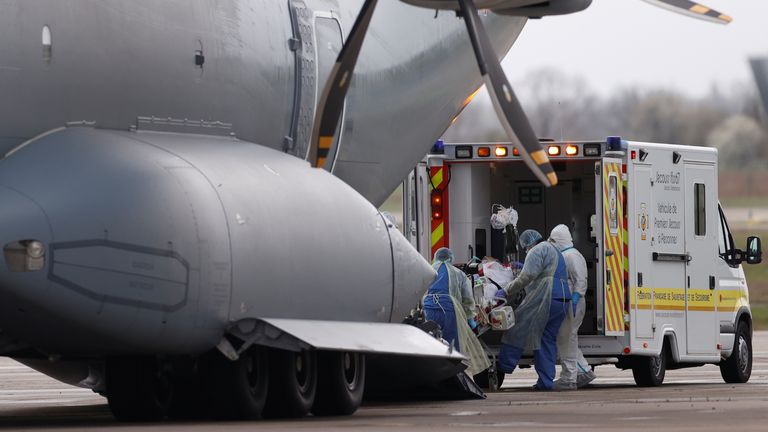 Ambulanciers transportant un patient dans un avion militaire allemand à Strasbourg 