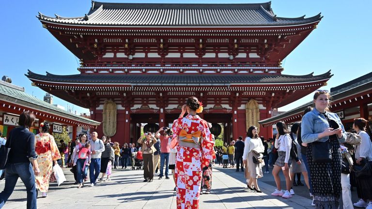 Une femme portant un kimono se tient devant une structure sur le terrain du temple Sensoji dans le quartier Asakusa de Tokyo le 16 avril 2019. (Photo de Charly TRIBALLEAU / AFP) (Le crédit photo doit se lire CHARLY TRIBALLEAU / AFP via Getty Images)