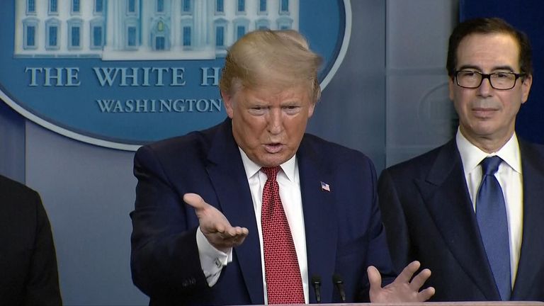 Donald Trump a eu un échange fougueux avec un journaliste qui lui a demandé si sa position face au virus était basée sur ses espoirs de réélection