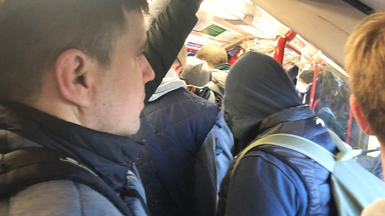Les navetteurs ont été emballés dans un métro à Leytonstone lundi