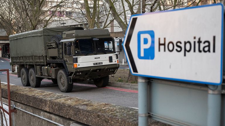 Londres, Royaume-Uni - 24 mars: un camion militaire est considéré comme des membres de la 101e Brigade logistique livrer un lot de masques médicaux à St Thomas & # 39; l'hôpital le 24 mars 2020 à Londres, en Angleterre. Le Premier ministre britannique, Boris Johnson, a annoncé des mesures de verrouillage strictes exhortant les gens à rester à la maison et à ne quitter la maison que pour faire des achats de nourriture de base, faire de l'exercice une fois par jour et se rendre au travail. La pandémie de coronavirus (COVID-19) s'est propagée à au moins 182 pays, faisant plus de 10 000 morts et infectant des centaines de milliers d'autres. (Photo de Leon Neal / Getty Images)