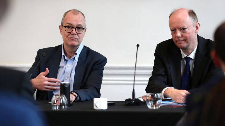 Les deux scientifiques en chef du gouvernement ont déclaré que les jeunes devaient être conscients de certains risques liés au virus et 